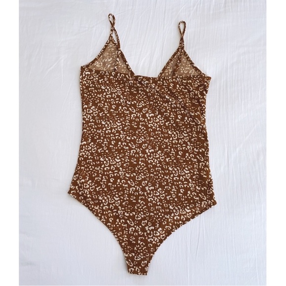 Gilli V-Neck Bodysuit - Picture 4 of 8